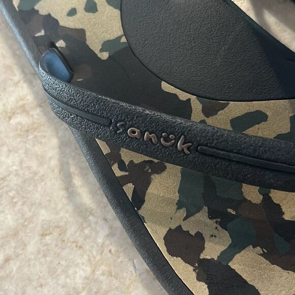 SANUK  Camouflage Flip Flops 10.5 - Picture 2 of 5